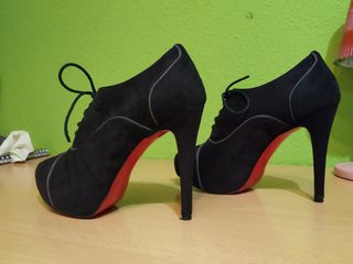 Zapato abotinado con tacón alto de segunda mano por 20 EUR en  Castro-Urdiales en WALLAPOP