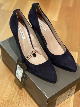 Zapatos tacón NUEVOS T40 Cortefiel terciopelo añil de segunda mano por 14  EUR en Leganés en WALLAPOP