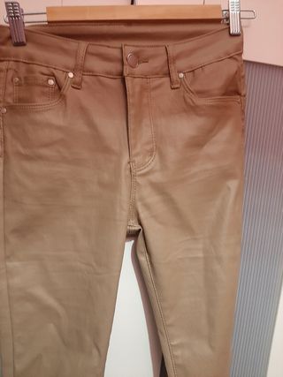 Comprar Pantalón jogger beige efecto cuero Pantalones fitness de mujer