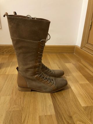 Botas altas de ante de color marrón de Zara de segunda mano por 20 EUR en  Aranjuez en WALLAPOP