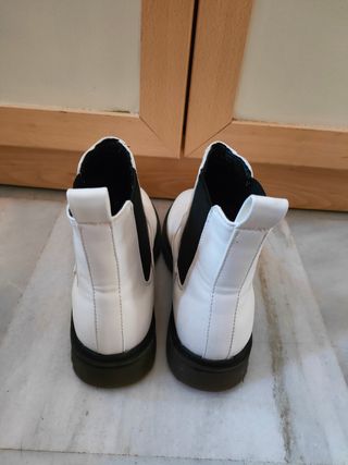 Botas blancas de Primark de segunda mano por 10 EUR en Sevilla en WALLAPOP