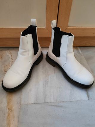Botas blancas de Primark de segunda mano por 10 EUR en Sevilla en WALLAPOP