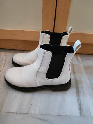Botas blancas de Primark de segunda mano por 10 EUR en Sevilla en WALLAPOP