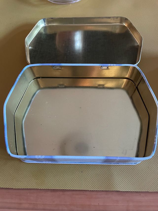 3 cajas metálicas. Lata avion. Y 2 latas galletas.