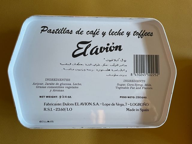 3 cajas metálicas. Lata avion. Y 2 latas galletas.