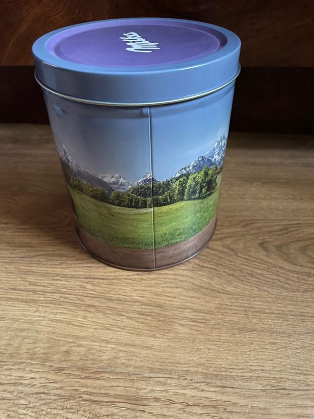 3 cajas metálicas. Lata avion. Y 2 latas galletas.