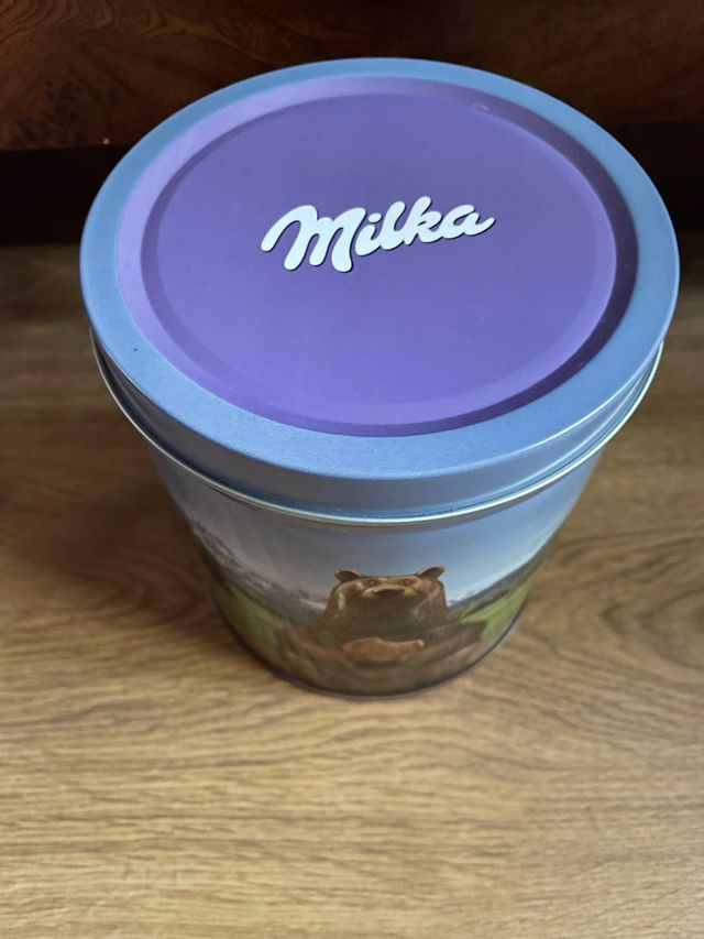 3 cajas metálicas. Lata avion. Y 2 latas galletas.