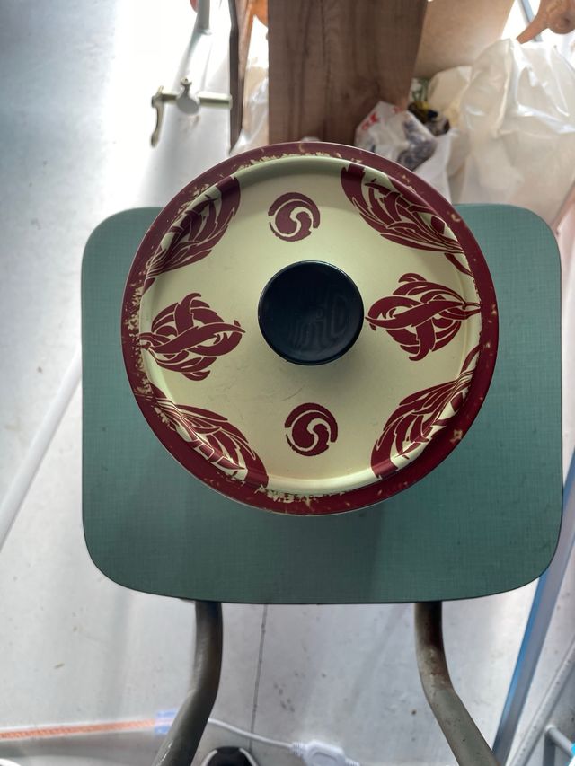 3 cajas metálicas. Lata avion. Y 2 latas galletas.