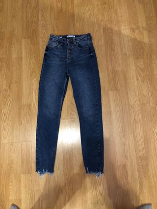PANTALÓN VAQUERO BERSHKA TIRO ALTO de segunda mano por 12 EUR en Madrid en  WALLAPOP