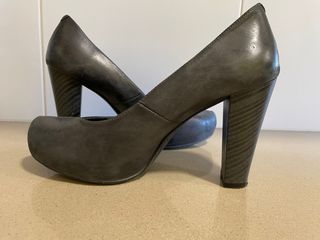 Zapatos de tacón MUSTANG negros de segunda mano por 10 EUR en Les Masies de  Roda en WALLAPOP