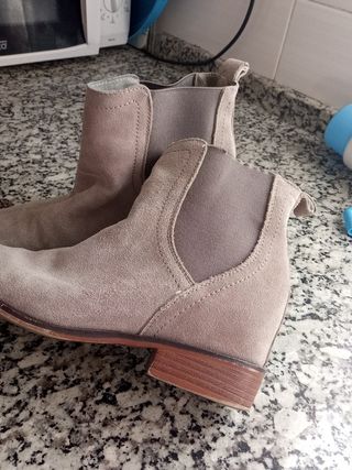Botines piel ante, de segunda mano por 10 EUR en Esplugues de Llobregat en  WALLAPOP