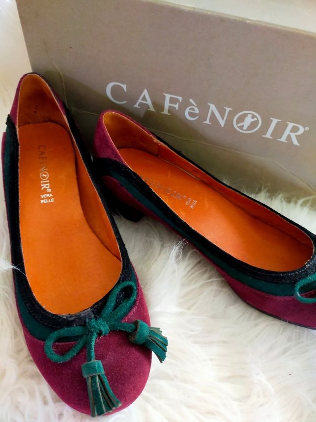 Zapatos ante Café Noir