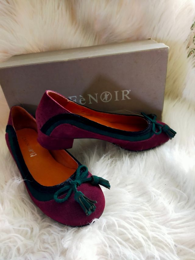 Zapatos ante Café Noir