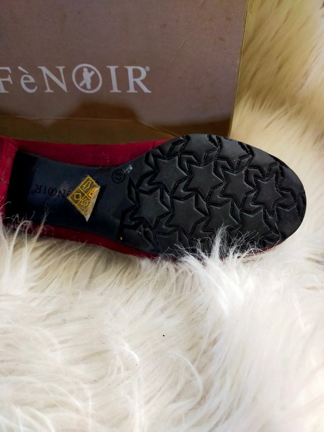 Zapatos ante Café Noir