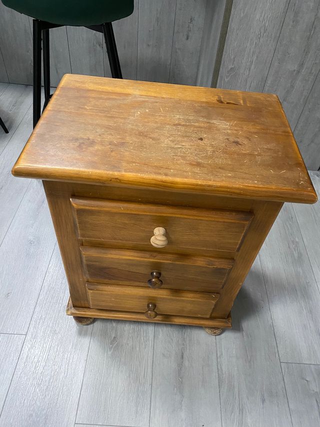 Mesita de madera de tres cajones