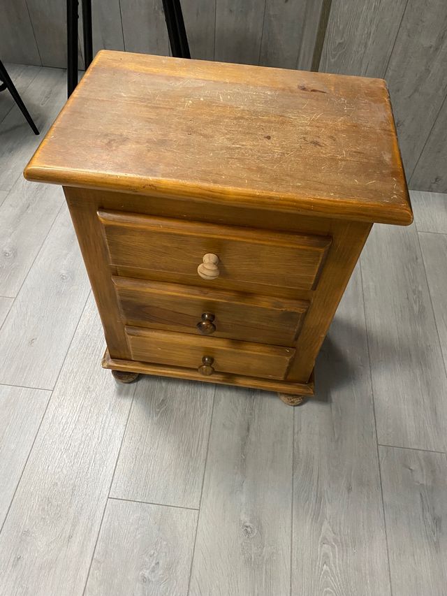 Mesita de madera de tres cajones