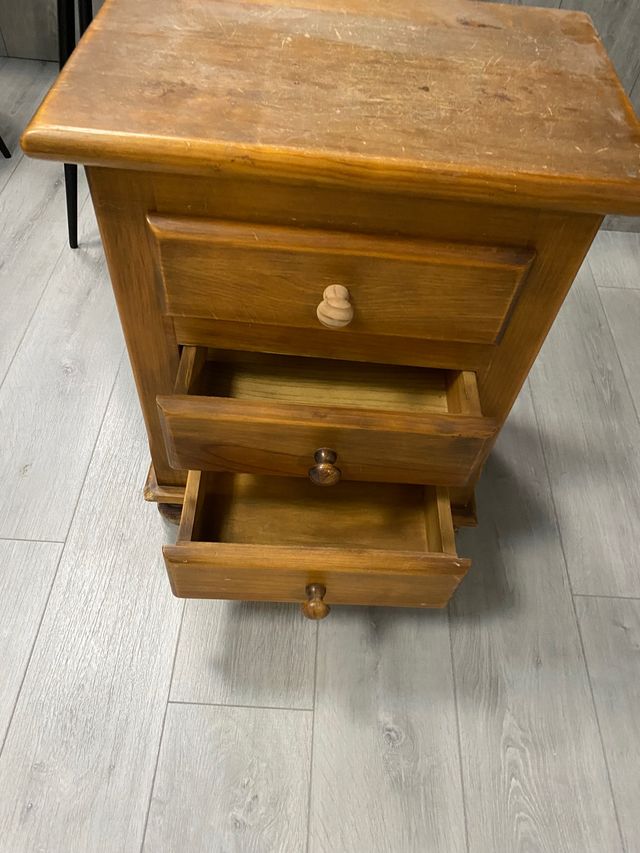 Mesita de madera de tres cajones
