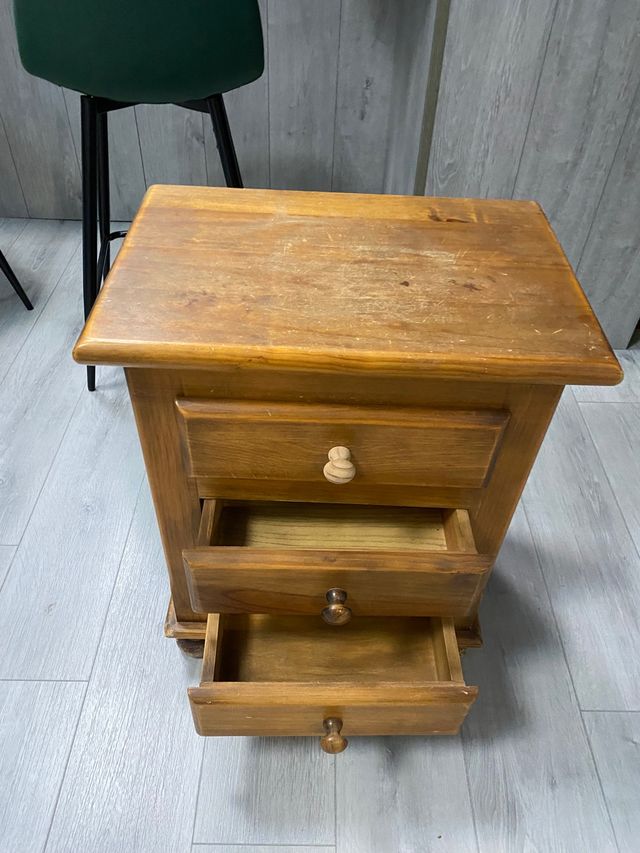Mesita de madera de tres cajones