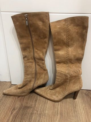 Botas marrones piel altas de segunda mano por 15 EUR en Barcelona en  WALLAPOP