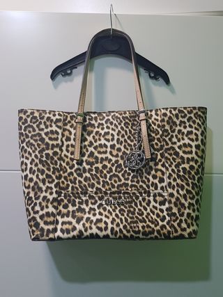 Bolso Guess Leopardo de segunda mano por 40 EUR en San Isidro en WALLAPOP