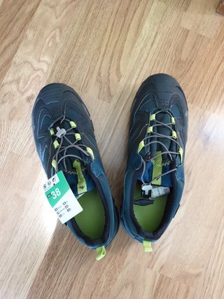 Zapatillas impermeables Quechua T38 de segunda mano por 12 EUR en La Poveda  en WALLAPOP