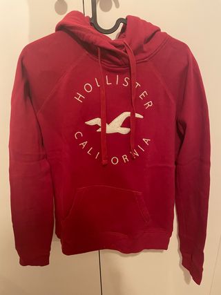 Sudadera Hollister roja con capucha de segunda mano por 20 EUR en Barcelona  en WALLAPOP