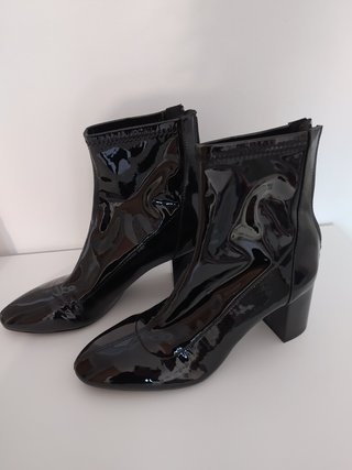 Botín negro Stradivarius de segunda mano por 15 EUR en El Aeroport del Prat  en WALLAPOP