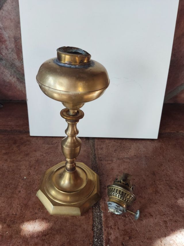 Base de quinqué con soporte de mecha despegado.