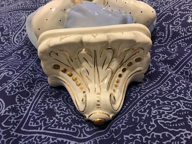 Virgen de porcelana, para colgar de la pared.