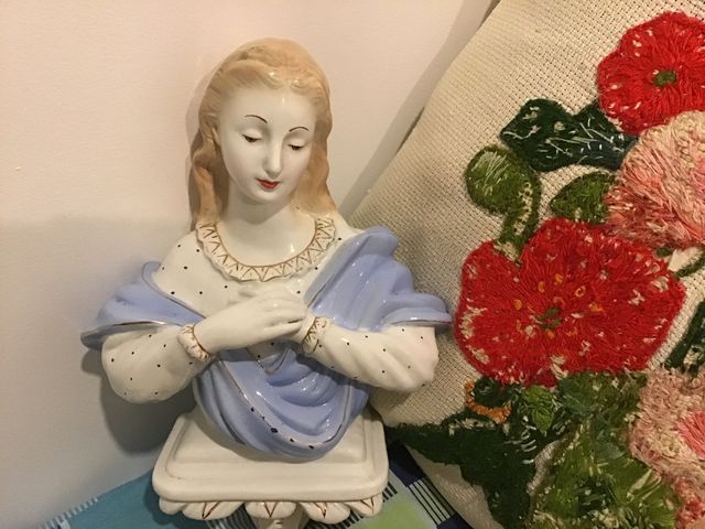 Virgen de porcelana, para colgar de la pared.