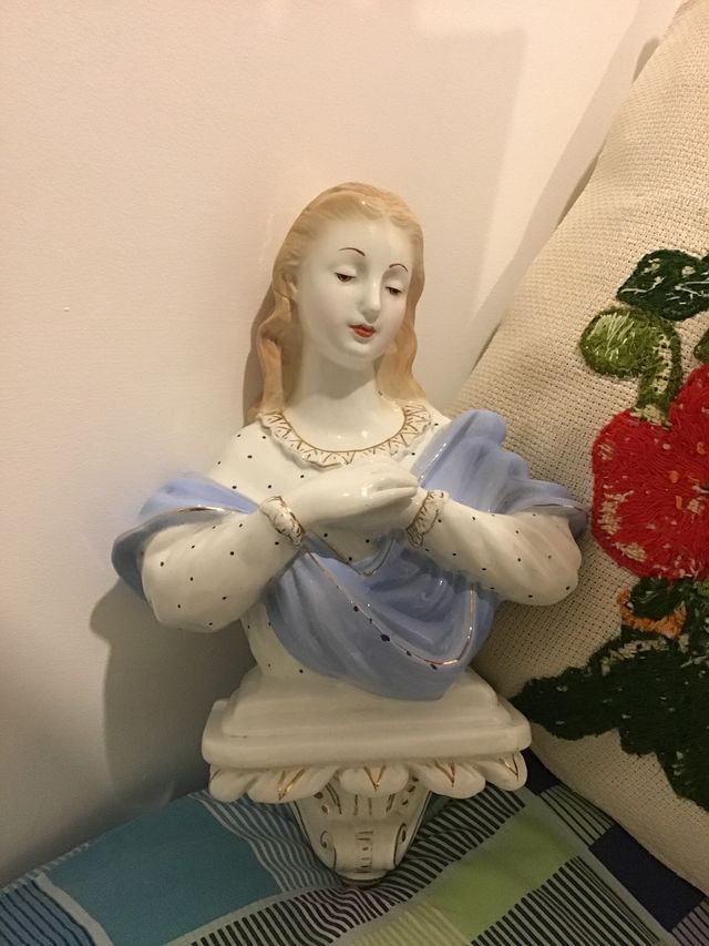 Virgen de porcelana, para colgar de la pared.