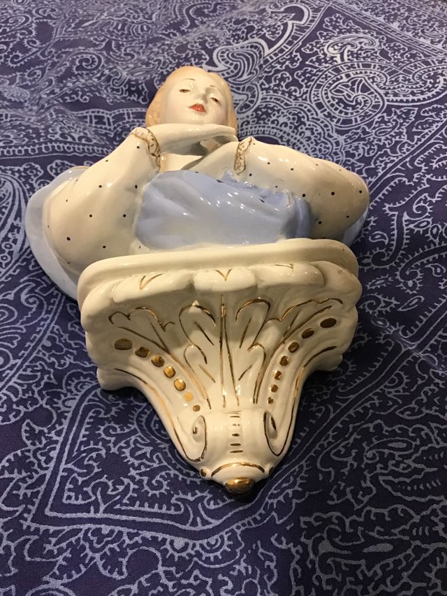Virgen de porcelana, para colgar de la pared.