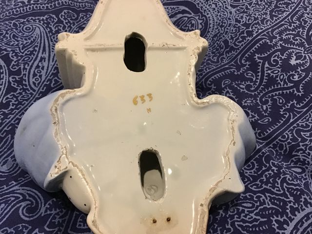 Virgen de porcelana, para colgar de la pared.