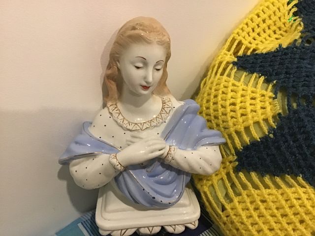 Virgen de porcelana, para colgar de la pared.
