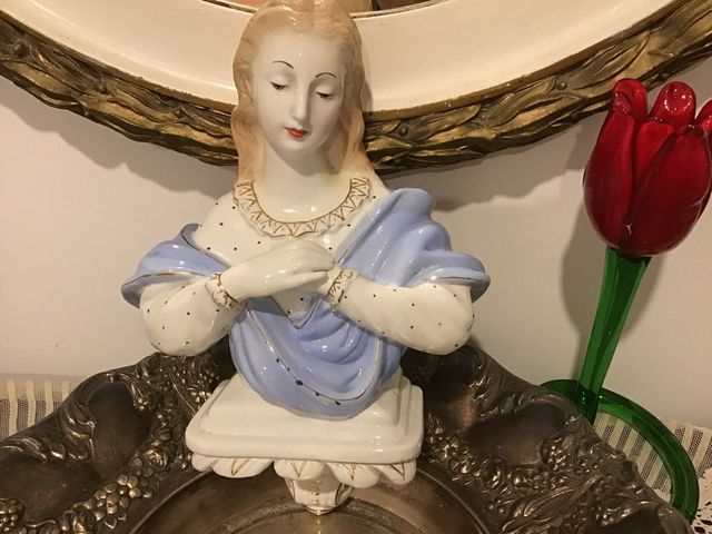 Virgen de porcelana, para colgar de la pared.