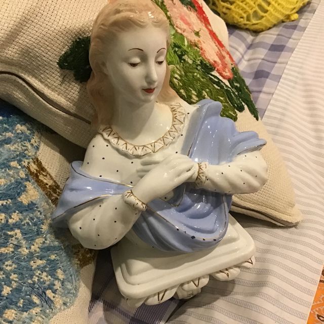 Virgen de porcelana, para colgar de la pared.