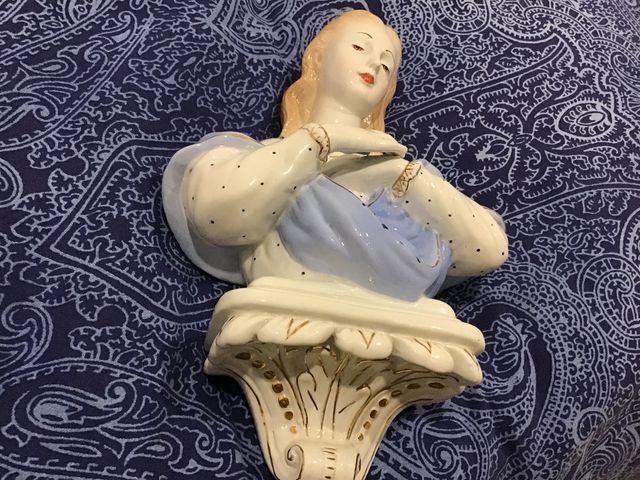Virgen de porcelana, para colgar de la pared.