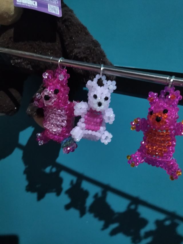 Osito de cristal de cuarzo rosa.