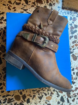 Botín campero con cuña invisible Mustang t39 de segunda mano por 20 EUR en  Riba-Roja de Turia en WALLAPOP