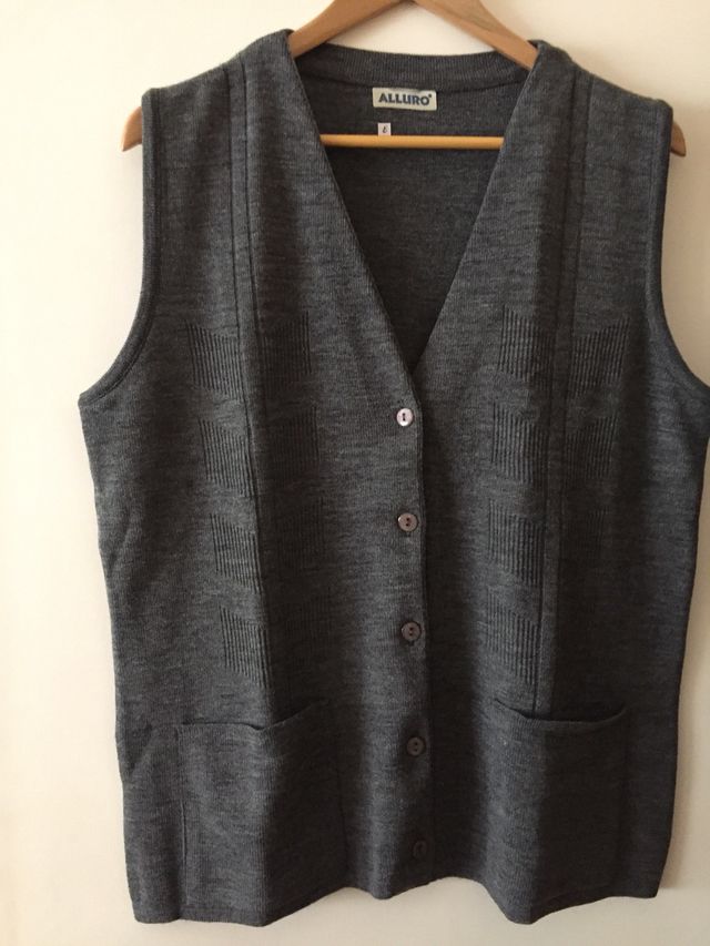 Varios:Chaquetas-2, jerséis-2 y chaleco-1