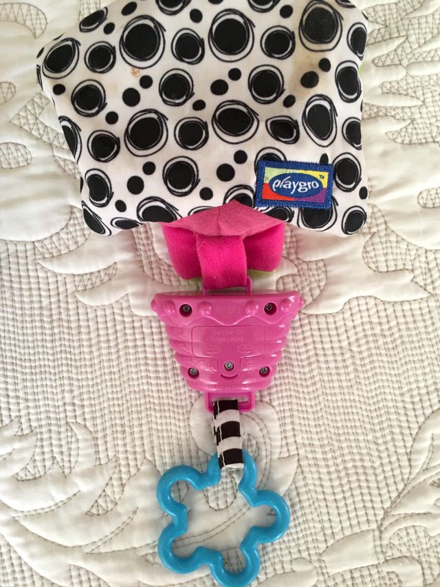 Colgan musical PlayGro + graciosa muñeca de trapo