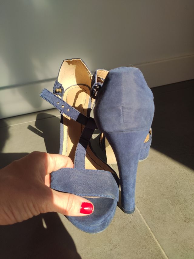 sandalias tacón azul de ante lefties