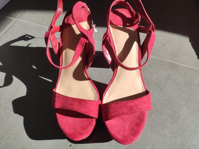 tacones rojo burdeos stradivarius