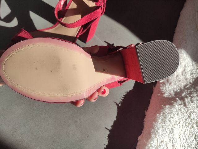 tacones rojo burdeos stradivarius