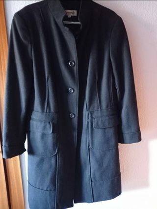 Abrigo de paño negro de señora El Corte Inglés. de segunda mano por 20 EUR  en Colmenar Viejo en WALLAPOP