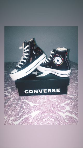 Zapatillas converse altas flores de segunda mano por 68 EUR en Fuenlabrada  en WALLAPOP