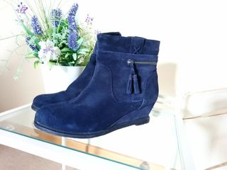 Botines azul marino de piel y cuña de segunda mano por 19 EUR en Talavera de  la Reina en WALLAPOP
