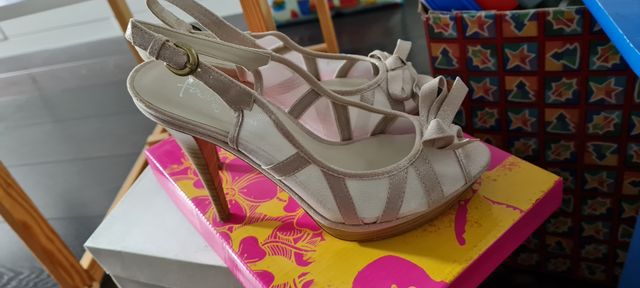 zapatos de tacón color crema