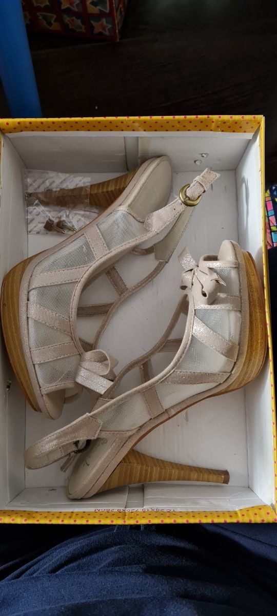 zapatos de tacón color crema