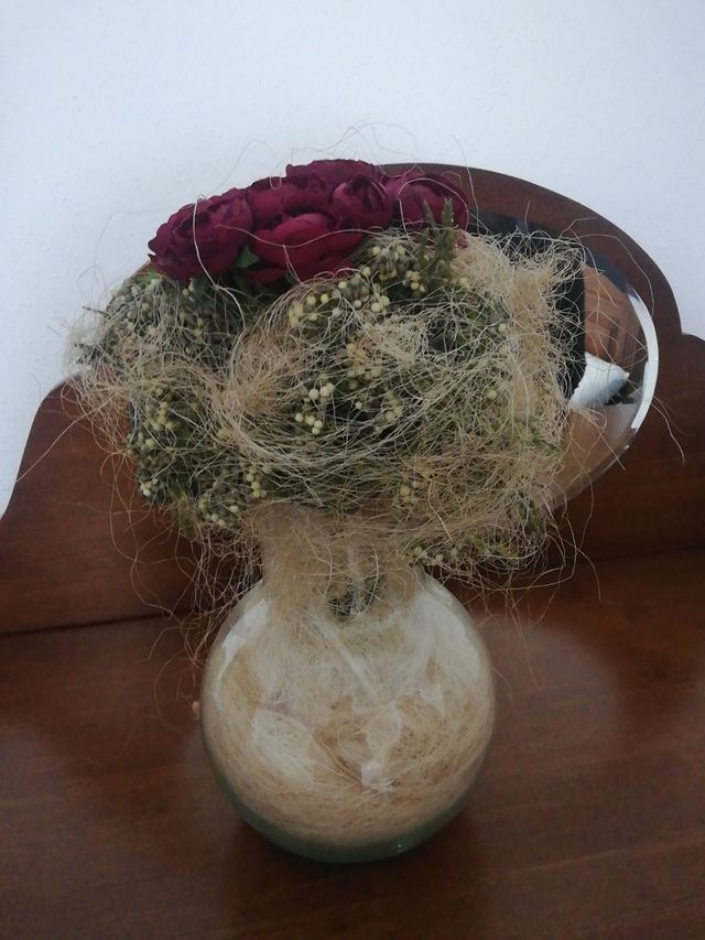 jarrón cristal con rosas de Sia